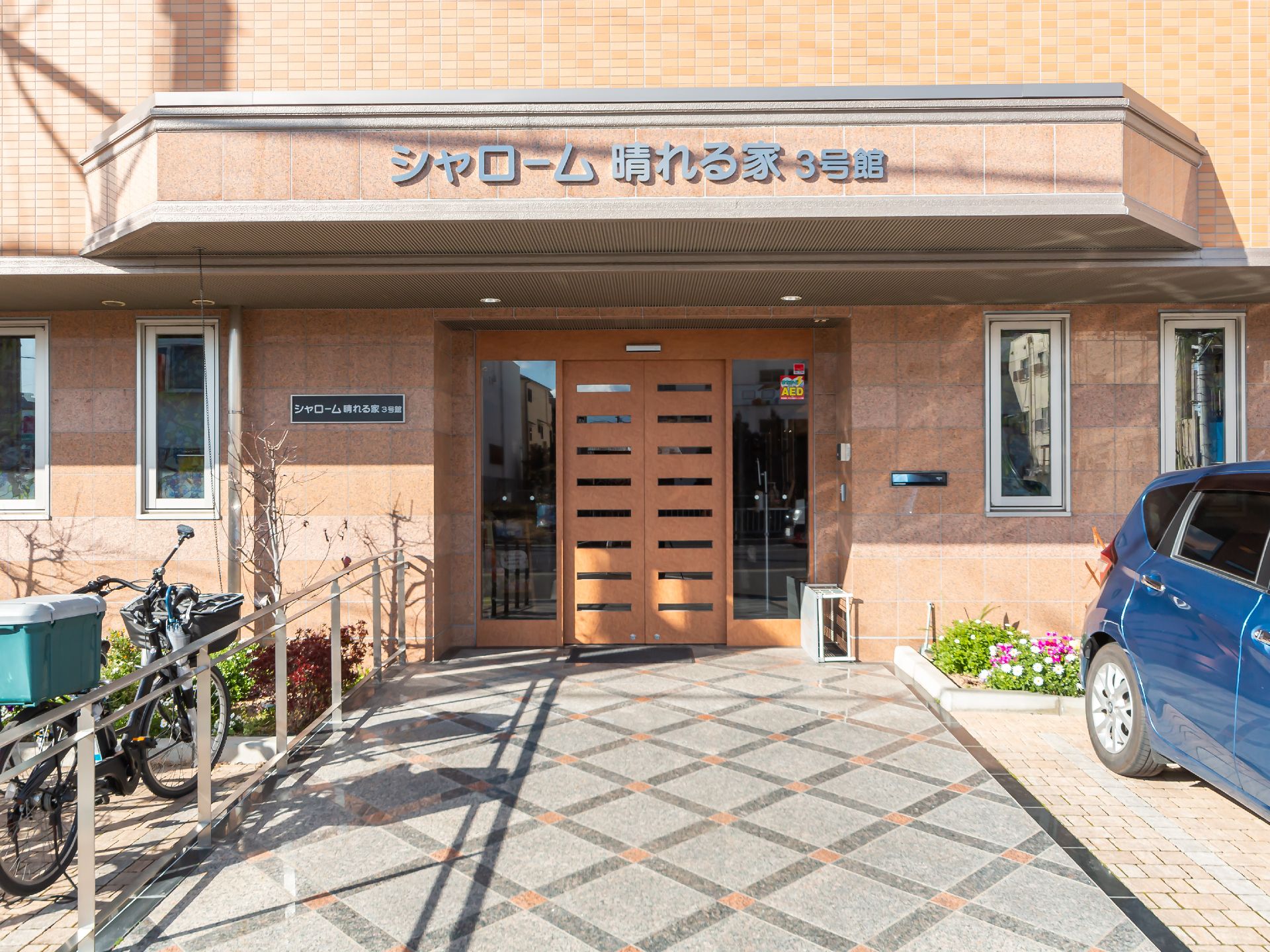 スペースが広く、多くの入居者がいっぺんに利用しやすい玄関