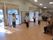 窓から陽光の差し込む明るい部屋で踊りを楽しむ入居者様たちの様子である。施設では数多くのイベントを開催している。