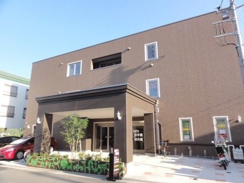 茶色を基調とした外壁が落ち着いた印象の３階建て施設