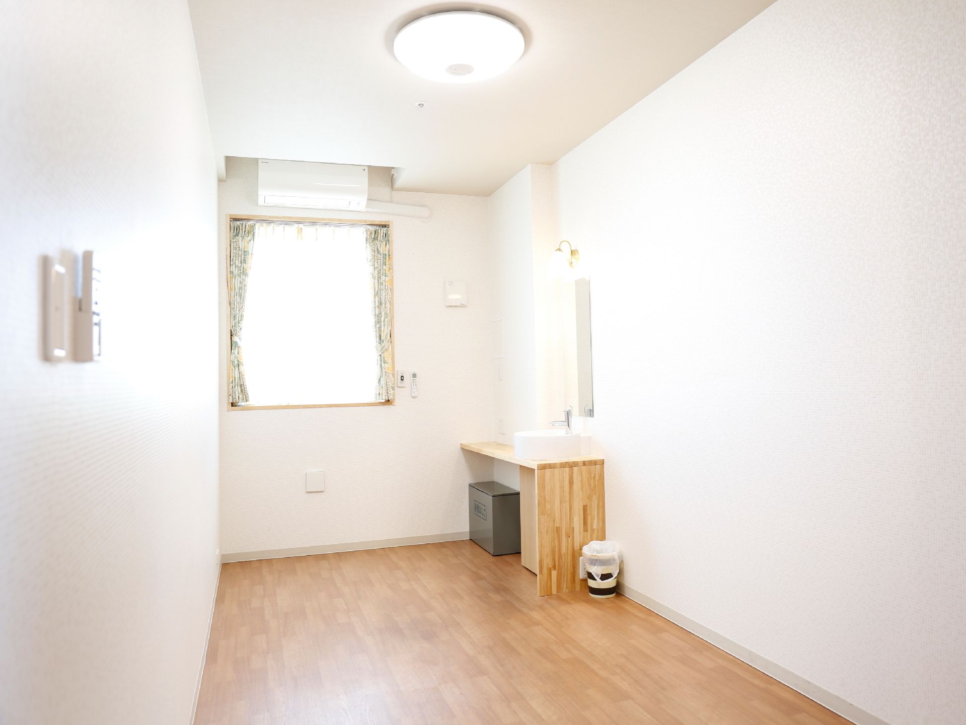 部屋には、エアコンが設置されているので、体の温度調整が難しい方にも配慮されている。また、趣味で使えるテーブルも置かれている。