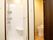 座ってシャワーが浴びれるように、シャワールームには人が座れる台が設置されている。トイレは別の部屋に分けられている。