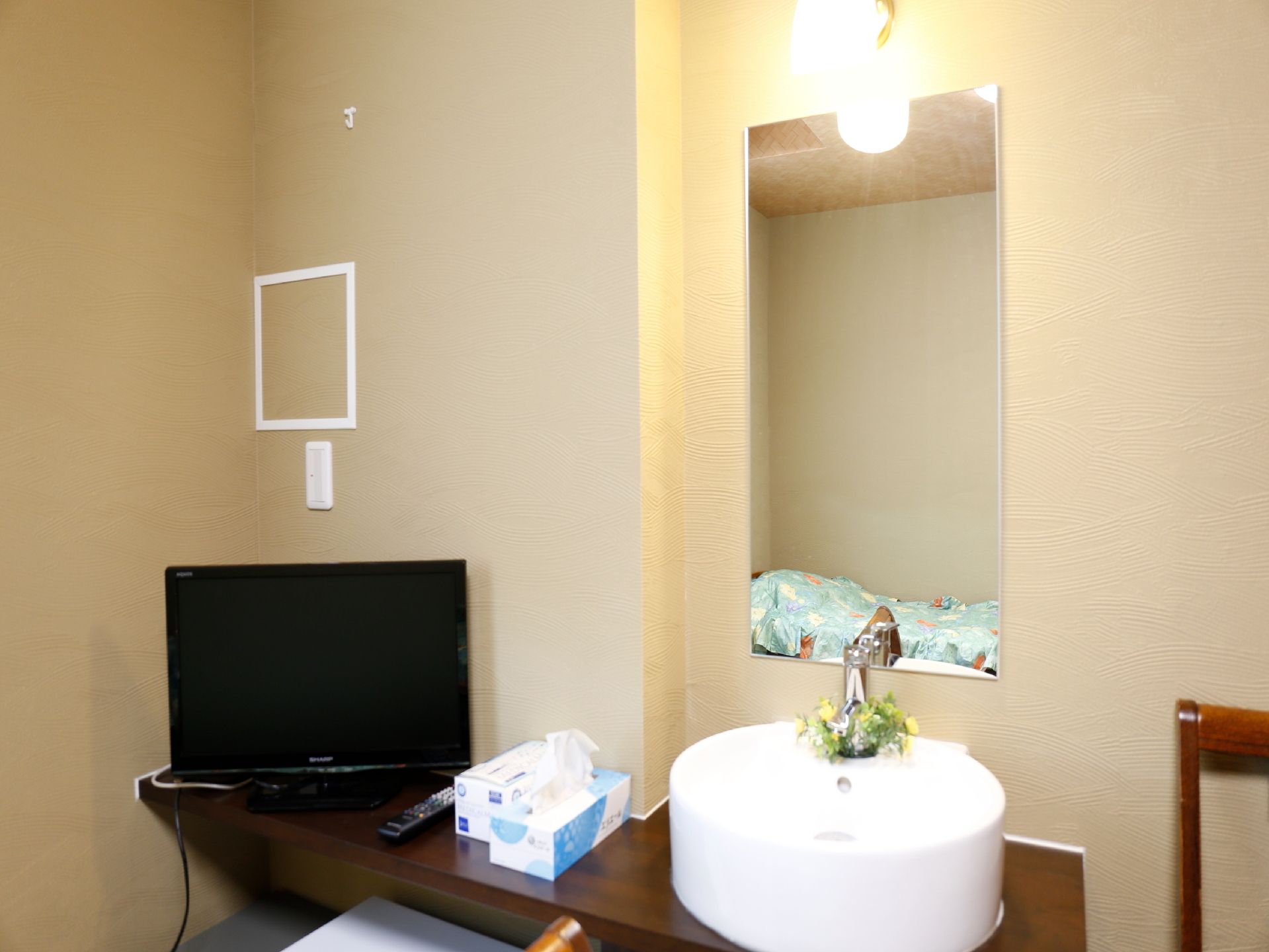 部屋で過ごしている時に手が汚れてしまった時、わざわざ洗面所に行かずに普段過ごしているテレビのある部屋で手を洗うことができる。