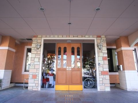 「SILVER SUPPORT 星にねがい」の外観。3階建ての個性的なデザインの建物。
