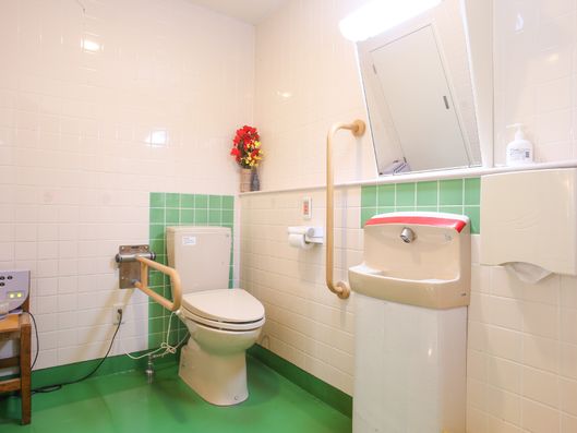 広い空間のトイレ