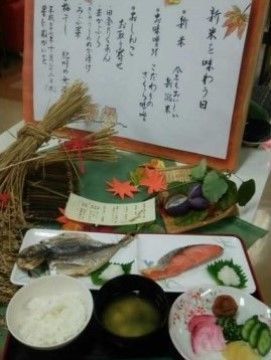 季節にちなんだ飾りとともにお品書きが立てられている、お食事の見本