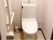 トイレは明るく清潔感がある。手すりを壁にL字型に設置しており、立ち上がる際も体を支えながら安全に利用することができる。