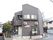 外から見ると普通の2階建ての民家のように見えますが、入り口付近の外壁にはピンク色の看板が貼り付けてあり「さくらビレッヂ」と書かれてある。
