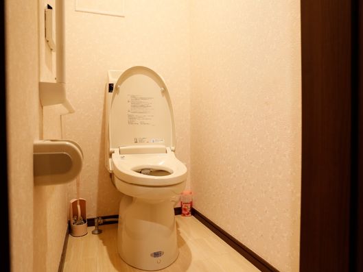 手すり付きのトイレ