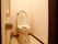 トイレには座って右手側に手すりが付いている。便座から立つときに、力が入らない方でも使用できるように配慮されている。