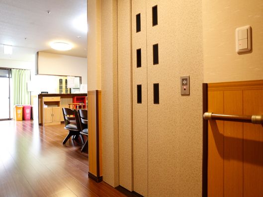 エレベーターが付いている