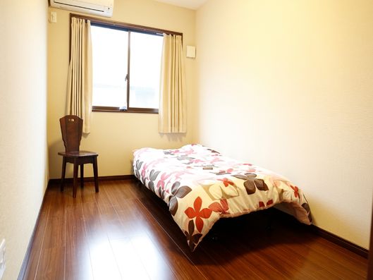 大きな窓のある居室