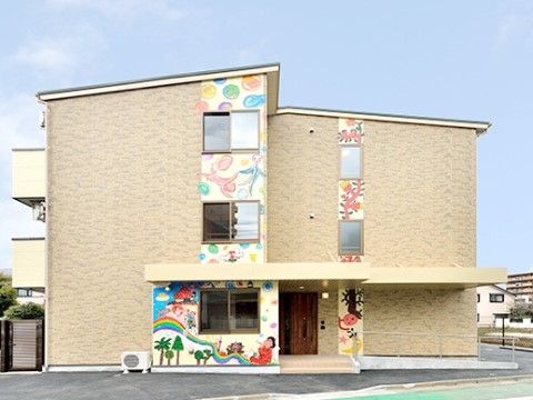 ３階建ての建物には階段とスロープが設けられている。入居者様の状態に合わせた入場方法を行うことができる。