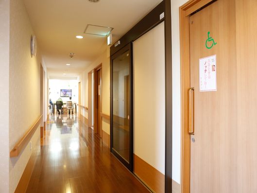 手すりの付いている廊下