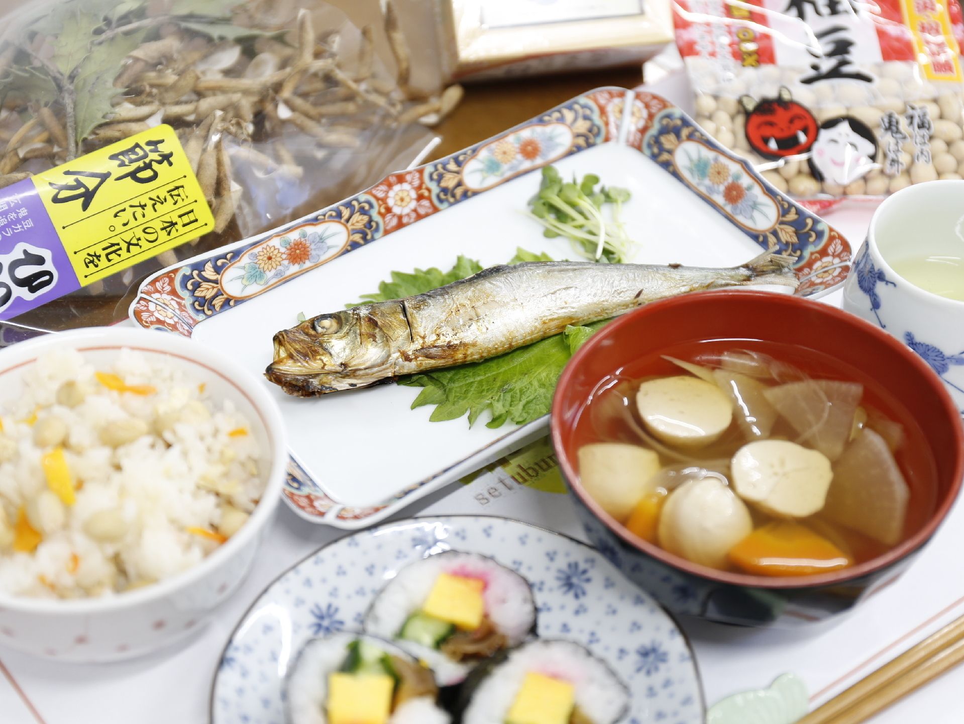 「てんでこ」での食事のメニュー。節分の季節には、ご飯に汁物、焼き魚、そして海苔巻きや福豆も付いている。