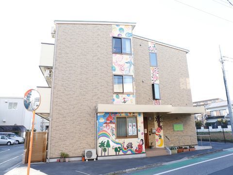 「てんでこ」は建物の2階にあり、1階には「ピカソ」という施設がはいっている。そのためイラストが書かれた外壁となっている。