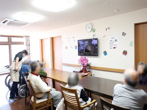 共有スペースには、椅子やテレビが置かれており、利用者の方が集まれる場所となっている。また、テレビも設置されている。