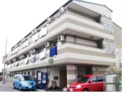 各居室のバルコニーの壁に布団が干されている施設外観