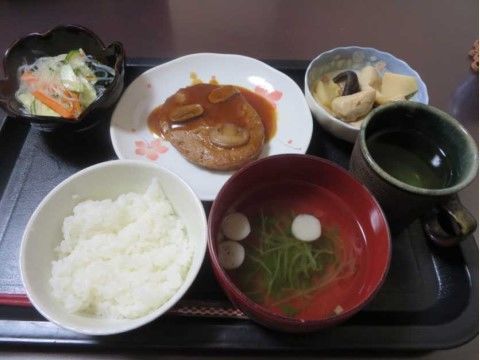 黒いトレイに載っている、栄養バランスを考えたお食事