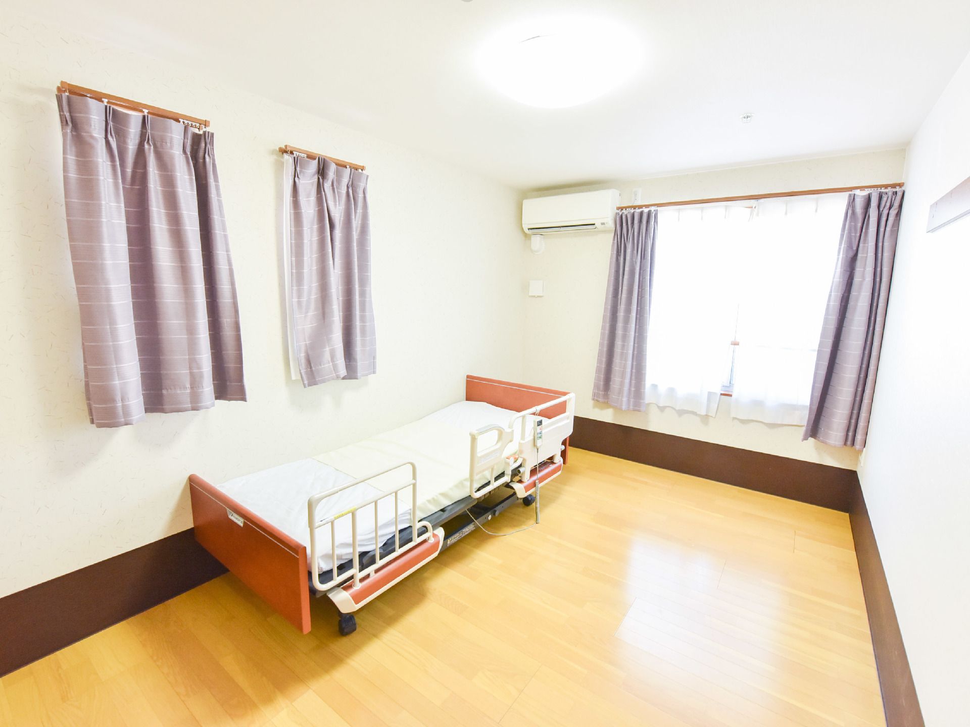 居室にはエアコンが付いているため室温調整が可能。また、大きい窓がついているため、日中は外の光が室内を照らす。