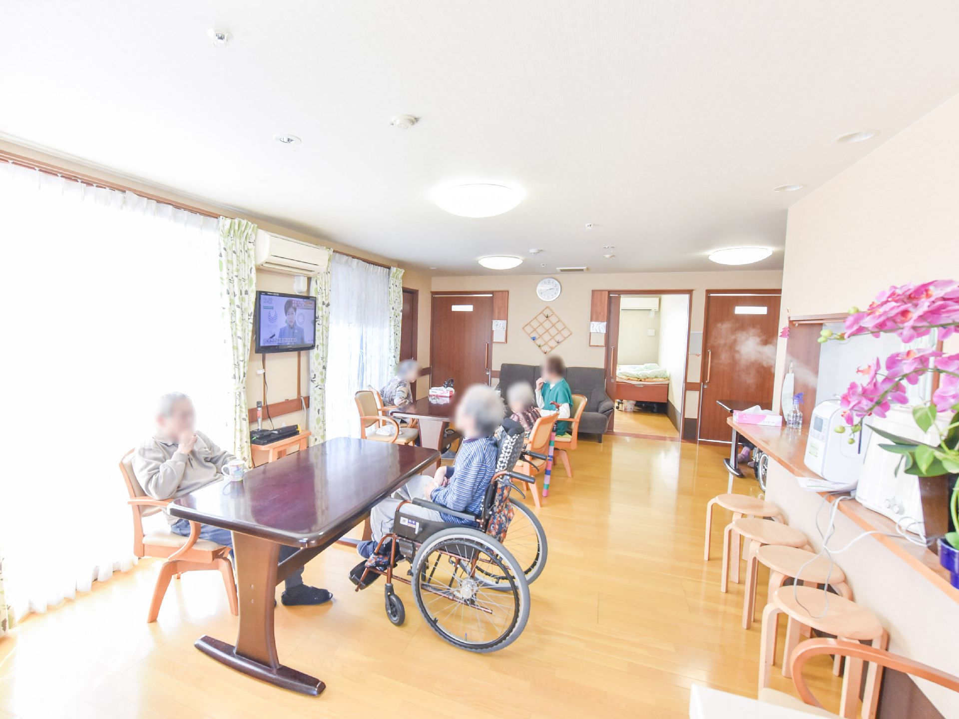 椅子やテーブル、テレビが設置されているリビングルームでは、利用者の方々が気軽に集まってコミュニケーションが取れる場所となっている。
