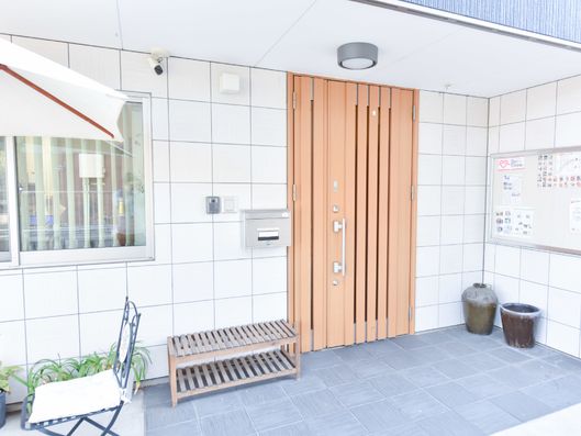 表玄関には防犯カメラ