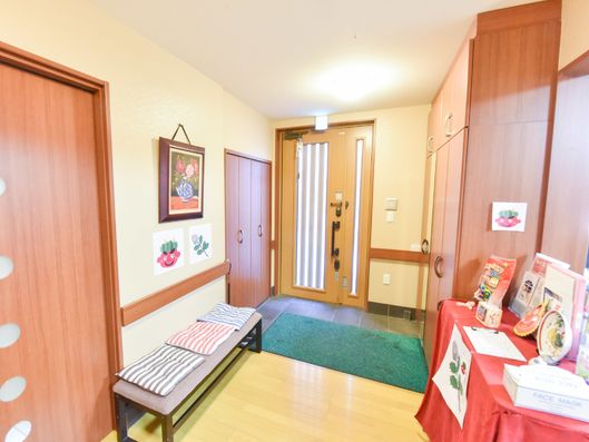 椅子が置かれている玄関