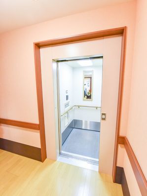 車いすの方も安全に使用できるエレベーター