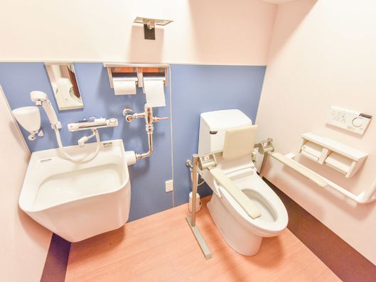 広く清潔なトイレ