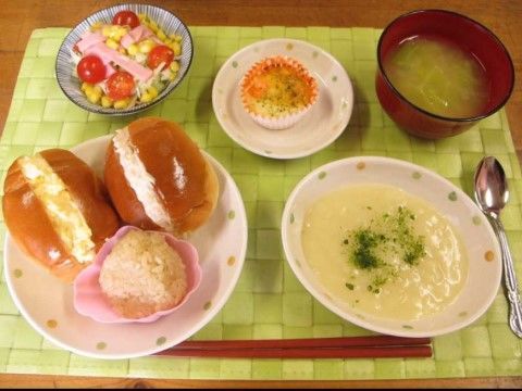 緑色のランチョンマットの上に並べられた洋風のお食事