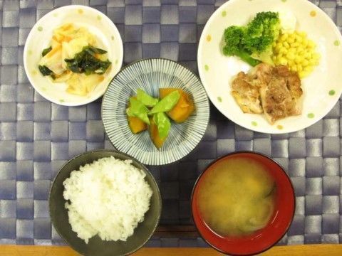 ごはんとお味噌汁の他に、主菜と副菜の皿が３つあるお食事