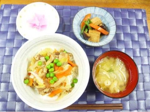 親子丼ぶりとお味噌汁の他に、小鉢とデザートがついたお食事