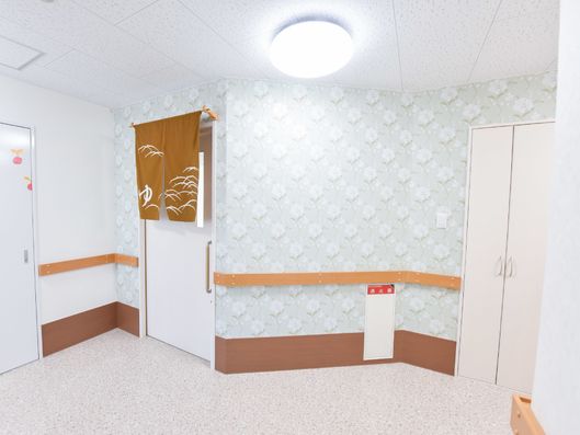 明るい浴室前のスペース