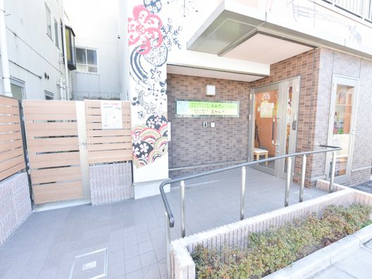 ちんとんしゃんの玄関アプローチ