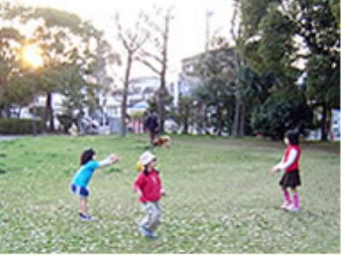 公園には、ゆったりとお散歩を楽しむことのできる広場が各所に設けられている。子供たちの遊び場としても機能しており、常に明るく賑わっている。