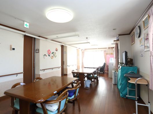 光が差し込む食堂