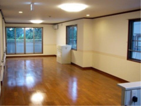天井の照明が反射する程に床がきれいに磨かれている広いスペース