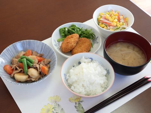 白いご飯と味噌汁の奥に、おかずが３皿並べられているお食事