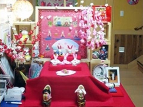 飾りつけられている、季節のイベントにちなんだ人形や造花
