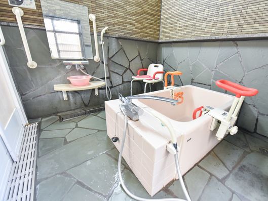 旅館のような内装の浴室