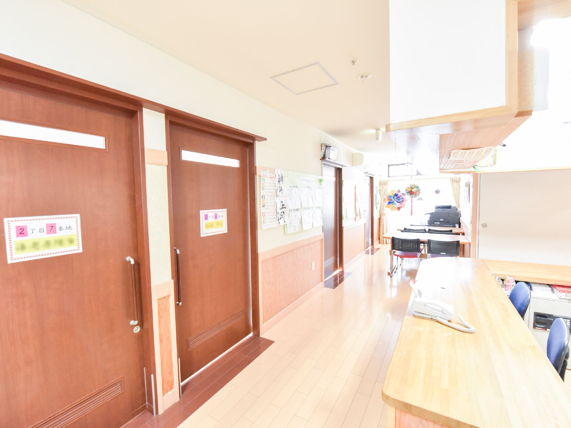 住所形式の部屋番号が割り当てられているユニークな個室があり、万が一の時に連絡が取れるよう受付もすぐ側にある