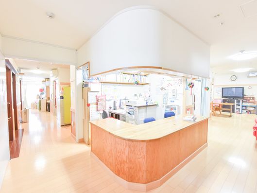 4人が座れるスペースのある受付は、入居者の様子がよくわかるように、見渡しの良いロケーションとなっている。"