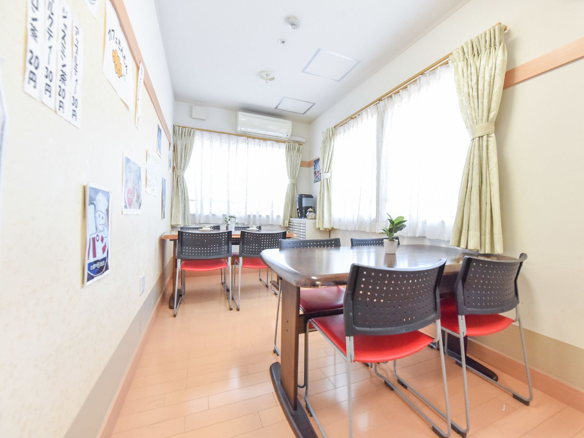 細長いレイアウトのコミュニケーションルームは、入居者同士が会話を楽しむことのできる作りとなっている。