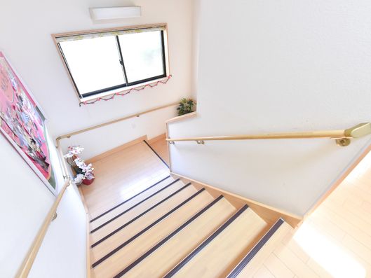 手すりを使って降りられる階段