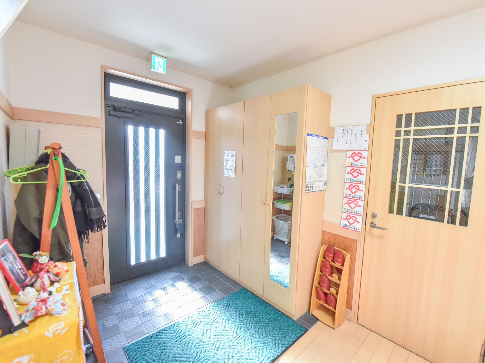 エントランスは非常口にもなっている。また、スリッパが用意されており、さらに段差も緩やかなので優しく来訪者を迎えてくれる。