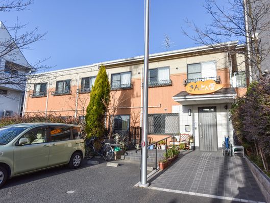 緩やかなスロープのある玄関口