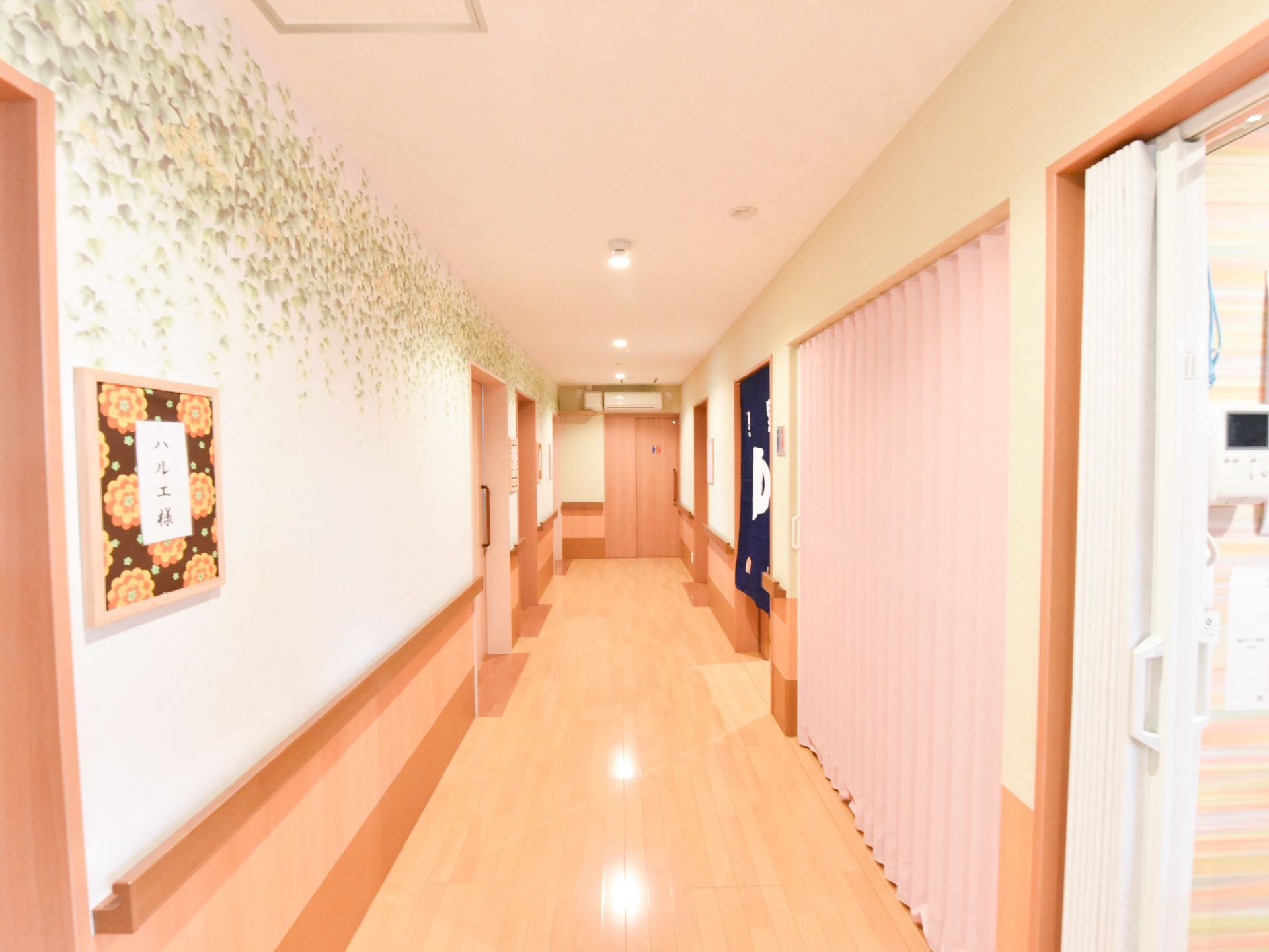 入居者の個人部屋や入浴場に通ずる通路は、まるでホテルの廊下を歩いているかのような雰囲気を醸し出している。