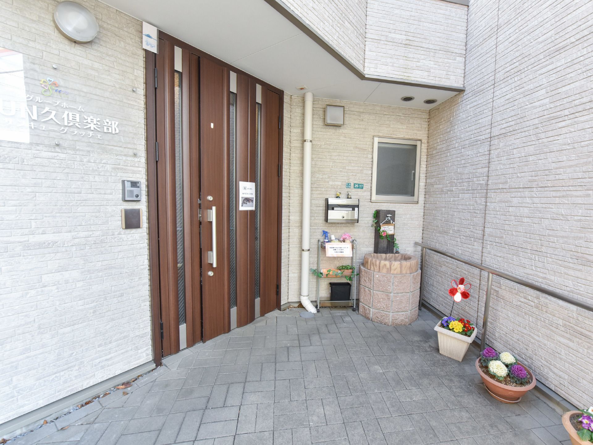 自分の家に帰ってきたかのような、高級住宅のような雰囲気を持つ玄関であり、夜でもライトが付くので防犯面もしっかりしている。