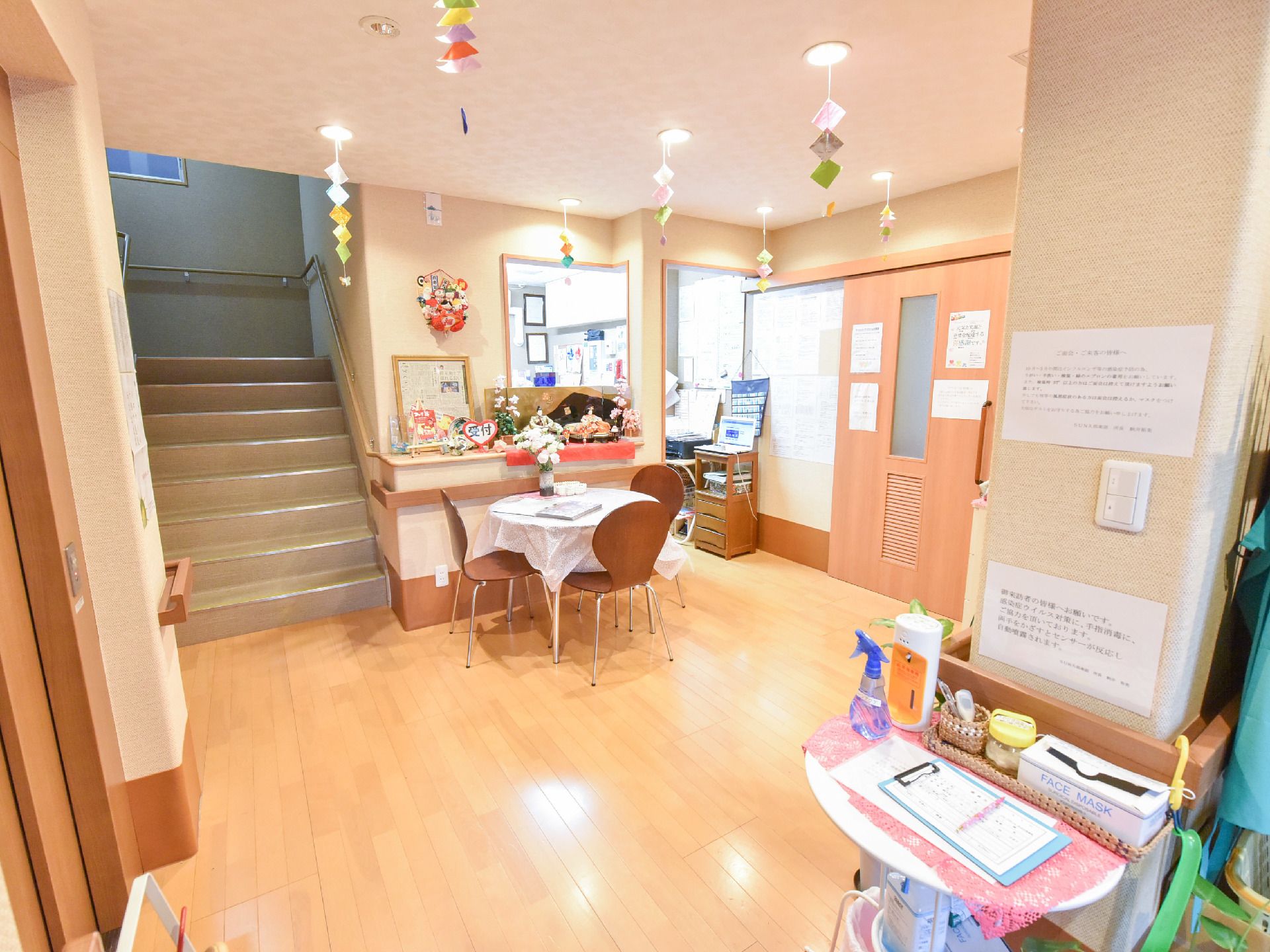 飾り物が飾られているなど、明るい雰囲気の受付ロビーはスタッフルームもあり、入居者も立ち寄れるスペースとなっている。