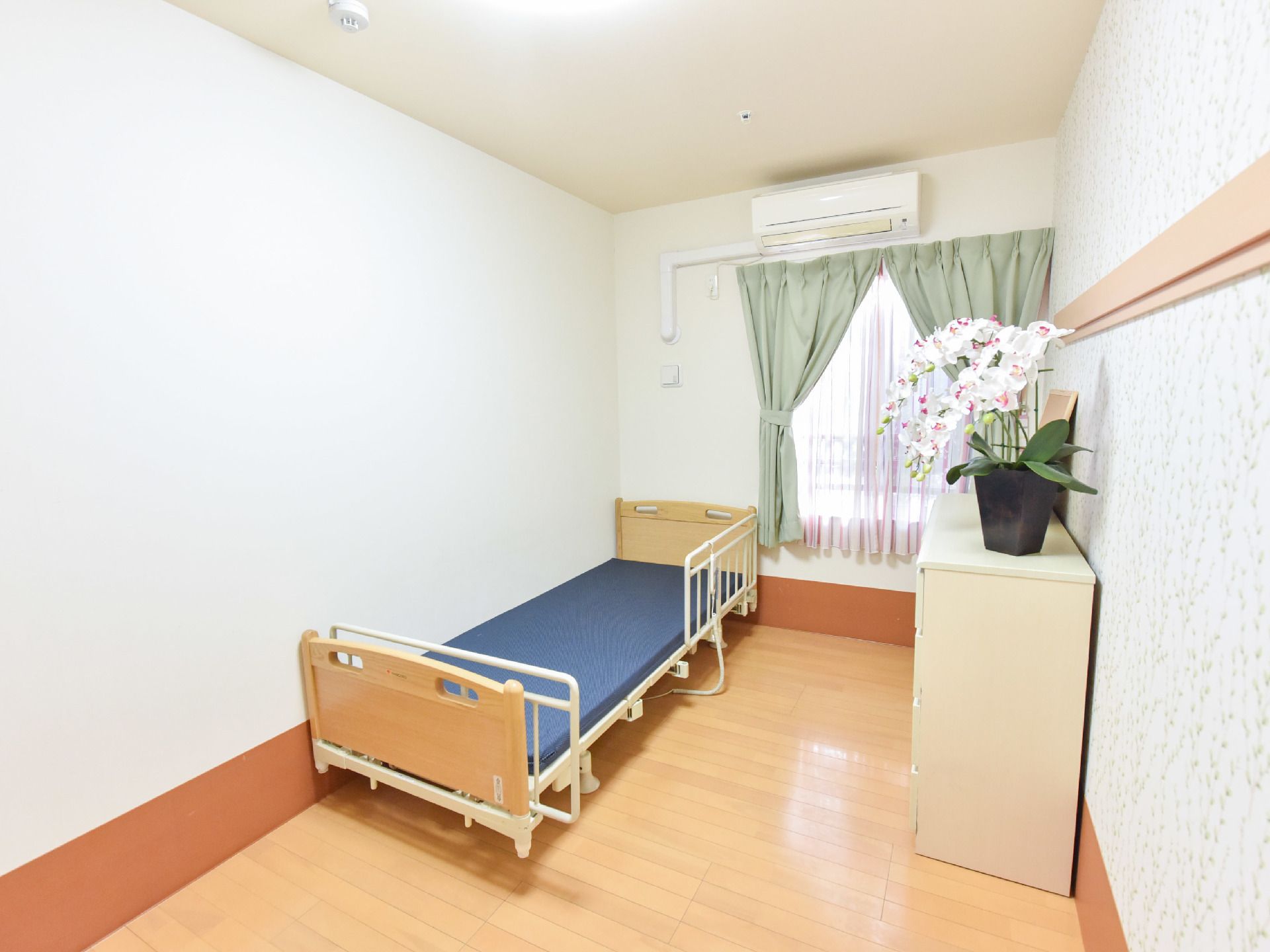 一人が入居するにはちょうど良い広さの個人部屋であり、ベッドも寝てて転げ落ちないような作りとなっている。
