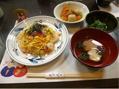 季節のイベントにちなんだ絵柄が描かれた紙に載っているお食事